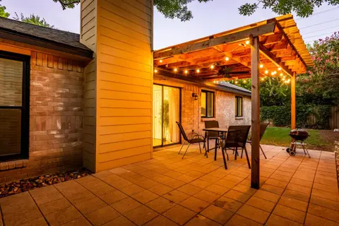 Cozy, Round Rock Retreat, Modern, Sleeps 10