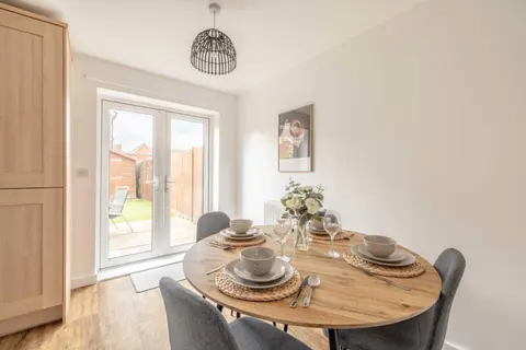 Windsor 10 Mins - 3 Bedrooms, 2 Bathrooms House with Parking - By Tempstay
