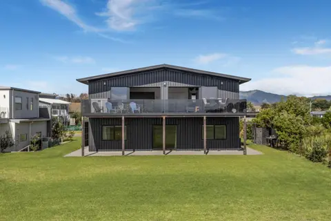 Black Bach- Beachfront Paradise Retreat