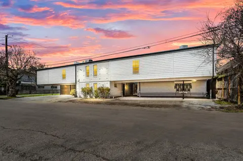 Heights 1BR Chic Apt with King Bed & Pool