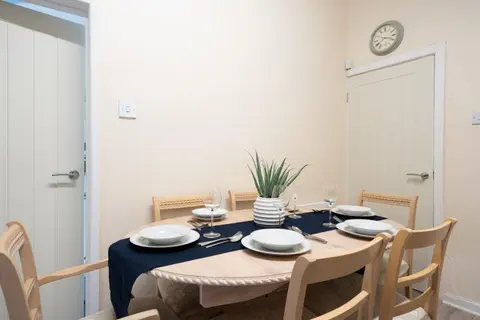 Entire 5 Bedroom home in Birkenhead-Free Parking, Group & Family-Friendly, Free Internet
