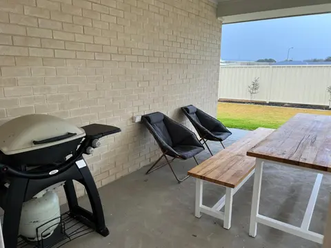 Pollie's - Pet Friendly Outside