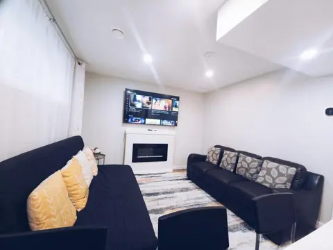 Cozy 2 Bedroom Suite, Queen Beds, Near the Airport