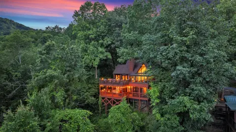 Family Chalet With Sauna, HotTub, Heavenly Views! Mins to Downtown!