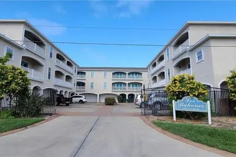 Farmhouse Coastal Townhouse- On the island!
