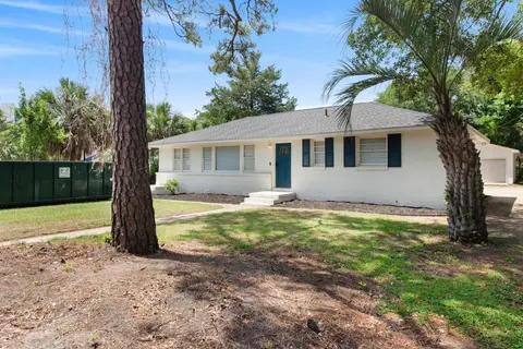 Spacious 2 bedroom just a 2 min walk to the beach!
