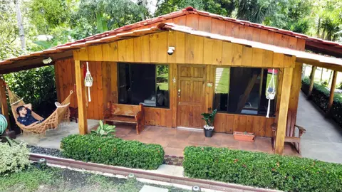 Cabin in Paradise with jacuzzi, free Wifi, and Relaxing sound of the river, Bungalows Tulipanes