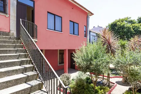 Guesthouse Bonjardim by LovelyStay