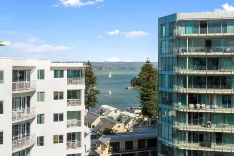 Superb Elevated Views of Harbour with Heated Pool, Gym & Parking