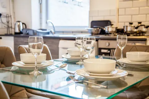 New! Free Parking, High Spec Home With Relaxing Courtyard, Book Now!