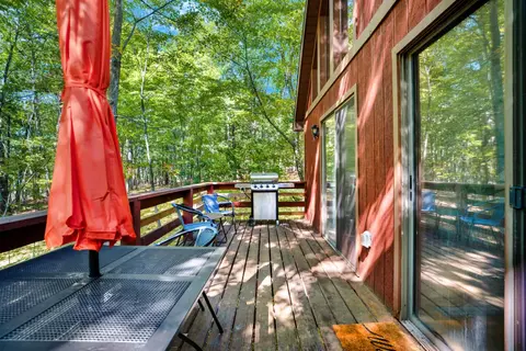Cozy Cabin w Hot Tub, Deck, Grill, Fire Pit and WiFi