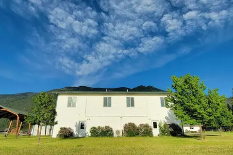 Charming Chalet Close to GNP, Downtown & Game Room!