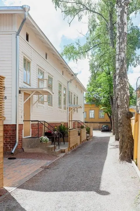 Upea Puutalohuoneisto, Omalla Parkkipaikalla