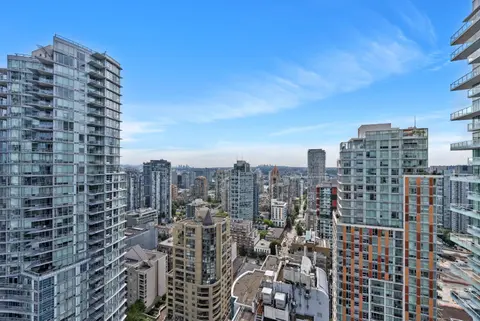 Luxury Two-Bedroom Apartment with Stunning City and Ocean Views