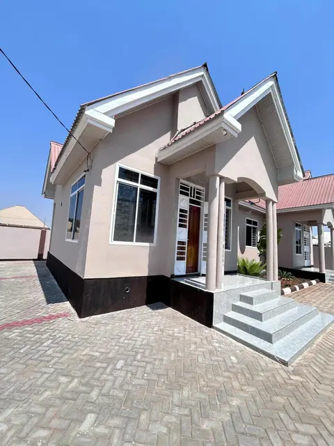 Quicklink Homes Near Airport Shoppers and Opposite Rainbow Pub