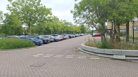 Milton Keynes Central Apartment SELF-CHECKIN Flat with Kitchen, Large Bed, Park View, Lots of Parking, Across MK City Centre, Shops, Malls, Restaurants, At