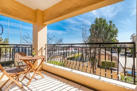 Urban Oasis Studio with balcony in Fourways
