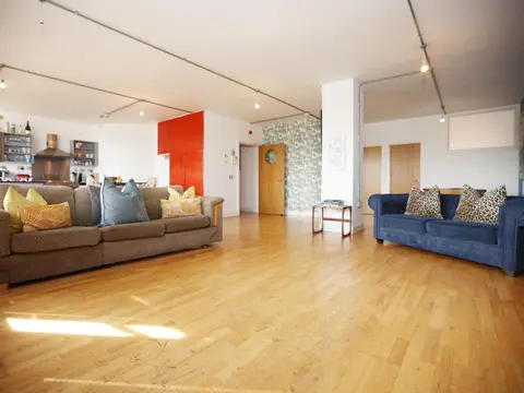 BS2 Lofts by N And N Stays Ltd, Great location Close to Cabot Circus, Centre and Hospital, perfect for workers, NHS and Contractors, Private Parking Avaial