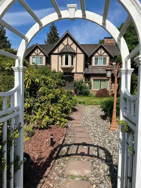 Bright Spacious 3 BR Garden Suite, 4 Queen beds, Fully equipped, Highly recommended by 229 happy groups