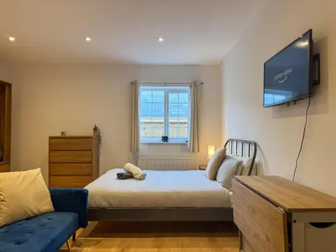 New! Central & Cosy with Smart TV, Book Your Stay!