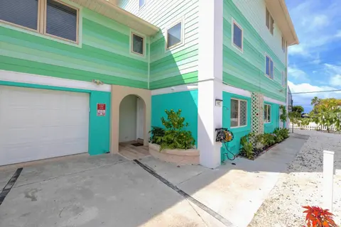 Oceanview Penthouse, in VIllage, 30-steps to Best Beach, Tiki-Bar, Free Bikes and Paddle-boards!