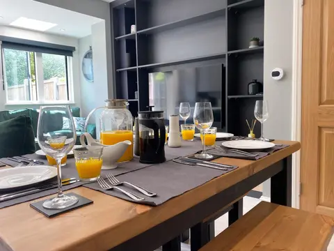 Superb townhouse near vibrant Gloucester Road