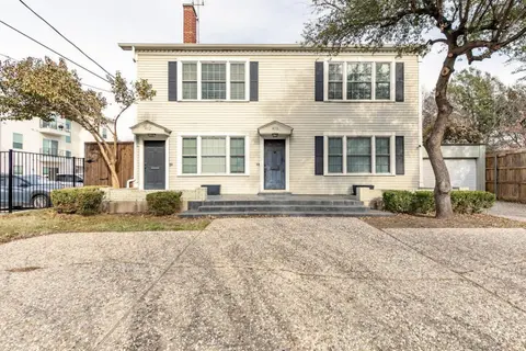 Charming 4BR Duplex in Oak Lawn Private Backyard