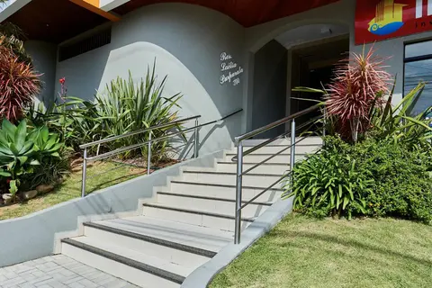 964 - Apartamento com vista para o mar, localizado na Avenida da praia do Centro de Bombinhas - 1 Vaga na Garagem