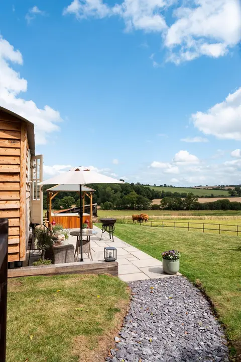 Romantic Shepherds Hut, Devon with outside bath