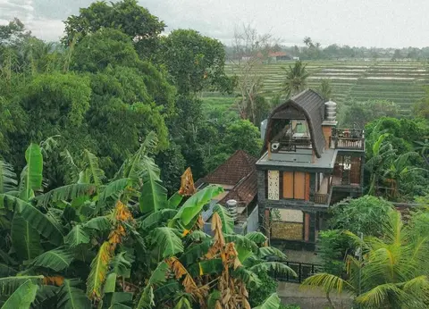 Tori Klumpu, 3 BR artistic villa, dual views near Ubud