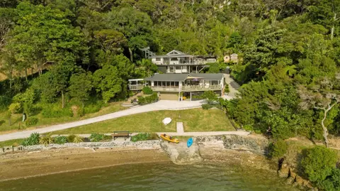Water's Edge Holiday Home