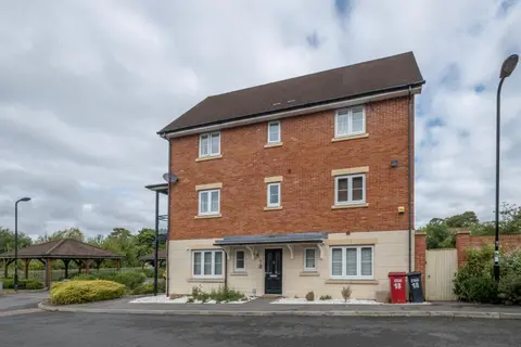 Foxherne 6 Bedroom 3Bath Serviced House 18 with Parking - Slough