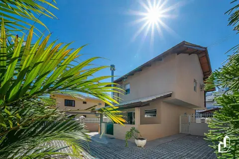 Casa com 03 dormitórios de casal