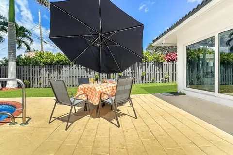 Amazing Home w Heated Pool 8 mins to the Beach