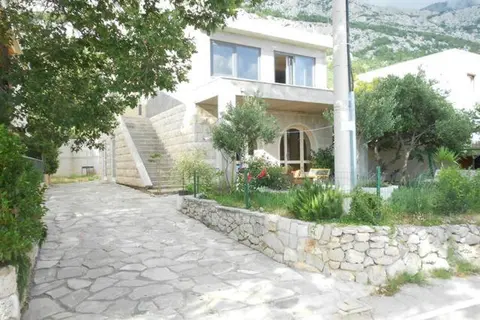 Holiday Home with free parking by the beach