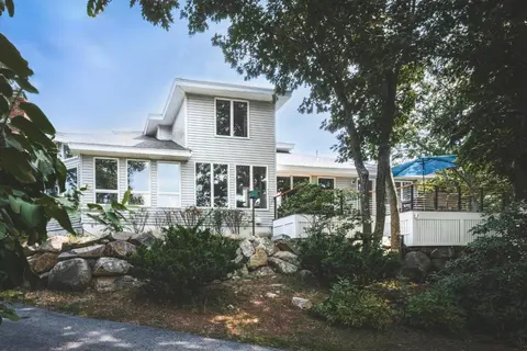 PREMIUM PROPERTY - Private 2-Acre Retreat - MODERN 4 Bedrooms - See Video Tour