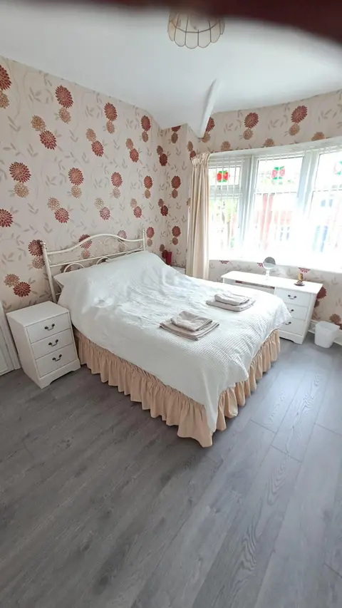 Dalton House - Three Bedroom Property Stretford free parking Near The Trafford Centre