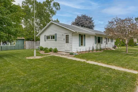 Beautiful 3BR Home Near Lake MI