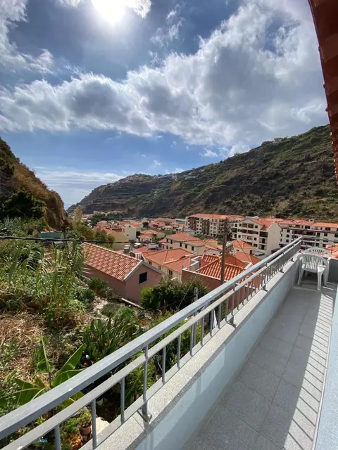 Lovely newly refurbished, 1 bedroom top floor apartment with sea views, fast WI-FI CABLE TV and Netflix