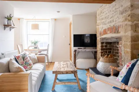 18th Century Cottage in Cirencester with Garden
