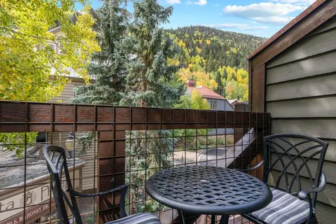 Ski In out Remodeled Luxury Condo