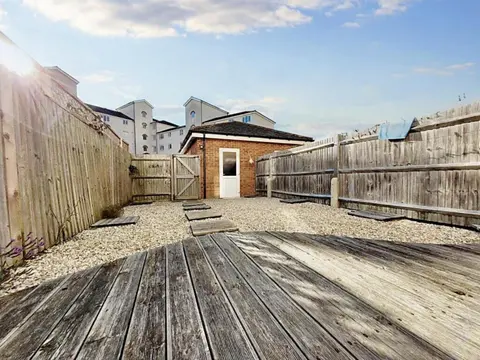 Cozy Seafront Escape