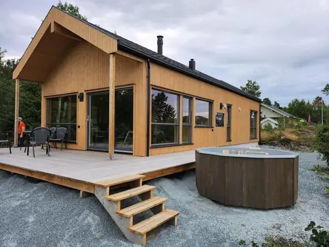 Nyoppført hytte med mulighet til å leie badestamp