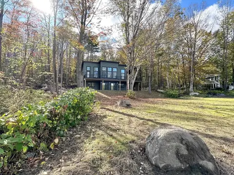 Luxe Modern Lakefront Oasis - Hot Tub, Sunset Views, Pet & Family Friendly! Close to UMF!