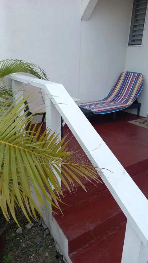 Cozy Suite, Wifi, Ac in Bedroom & 1 Minute Walk to West Coast Beach!