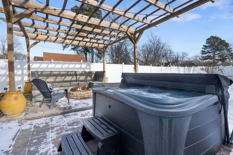 The Hideaway on Hazel- Luxury Smart Home w Hot Tub