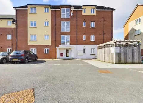 Modern 2 bed city apartment with private parking