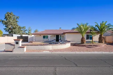 6 BR Oasis with Pool, Pickle Ball, Golf & More!