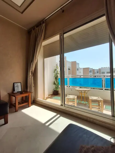 Studio confortable avec vue sur Piscine et proche de l'Aéroport Mohammed V