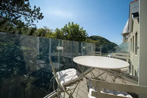 Clifftop Watch, River View and Balcony, 1 BR, Parking, Beach 10 min walk